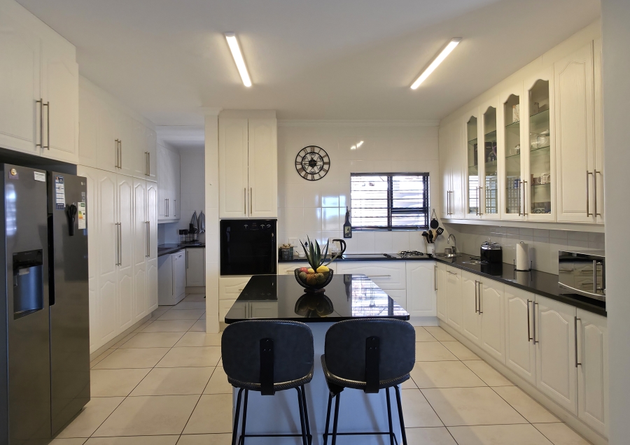 5 Bedroom Property for Sale in Wavecrest Eastern Cape